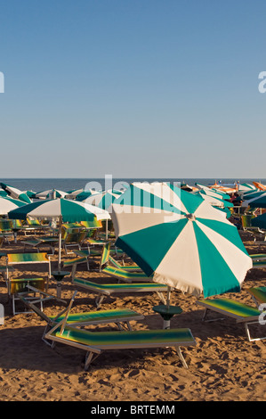 Leeren Sie Sonnenschirme und Liegestühle, Spiaggia di Ponente, Caorle, Venetien, Italien Stockfoto