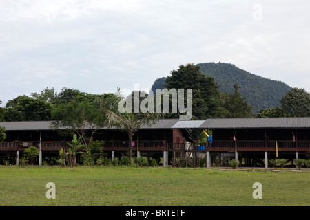 Ein Blick auf ein Penan Langhaus ist in einem Dorf in der Nähe von Mulu Nationalpark in Borneo, Malaysia gesehen. Stockfoto