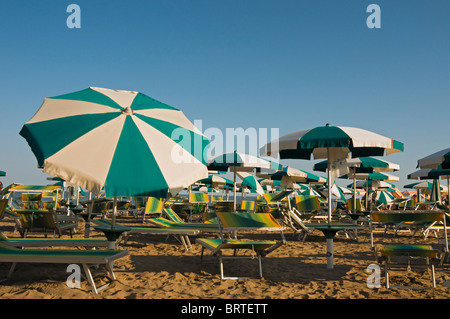 Leeren Sie Sonnenschirme und Liegestühle, Spiaggia di Ponente, Caorle, Venetien, Italien Stockfoto