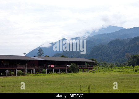 Ein Blick auf ein Penan Langhaus ist in einem Dorf in der Nähe von Mulu Nationalpark in Borneo, Malaysia gesehen. Stockfoto