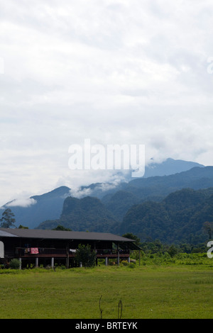 Ein Blick auf ein Penan Langhaus ist in einem Dorf in der Nähe von Mulu Nationalpark in Borneo, Malaysia gesehen. Stockfoto