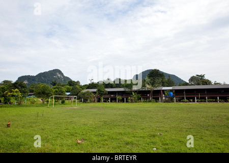 Ein Blick auf ein Penan Langhaus ist in einem Dorf in der Nähe von Mulu Nationalpark in Borneo, Malaysia gesehen. Stockfoto