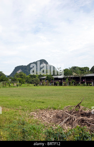 Ein Blick auf ein Penan Langhaus ist in einem Dorf in der Nähe von Mulu Nationalpark in Borneo, Malaysia gesehen. Stockfoto