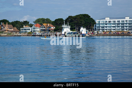 Kleinen Angeln Boot übergeben vor der Autofähre die Reisen von Sandbänken Poole Dorset England UK Stockfoto