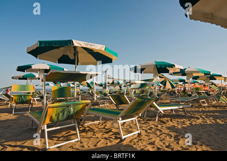 Leeren Sie Sonnenschirme und Liegestühle, Spiaggia di Ponente, Caorle, Venetien, Italien Stockfoto