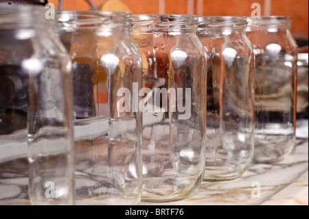 Fünf leeren Gläsern aufgereiht auf einer Küche Marmor-Arbeitsplatte. Stockfoto