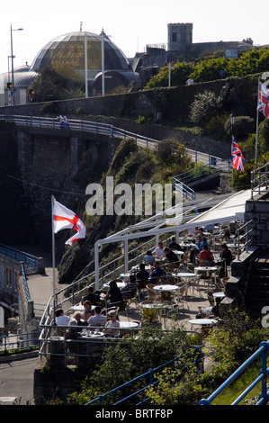 Cafe-Bar und Kunden sitzen im Freien auf Plymouth Hacke Küste in Devon England UK Stockfoto