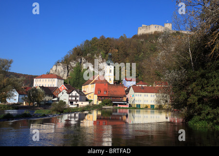 Pfarrkirche St. Michael am Fluss Naab im Dorf Kallmuenz Oberpfalz Bayern Deutschland. Foto: Willy Matheisl Stockfoto