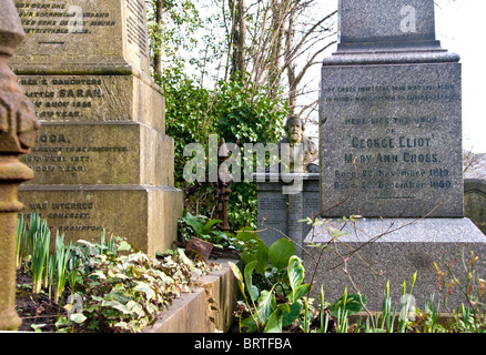 Grab von George Eliot auf Highgate Cemetery; Schnappen Sie sich von George Eliot Stockfoto