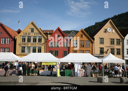 Feinschmeckerfest in Bergen, vor der alten hölzernen Angeln Lagerhallen im Hafen ein UNESCO-Weltkulturerbe Bryggen. Stockfoto