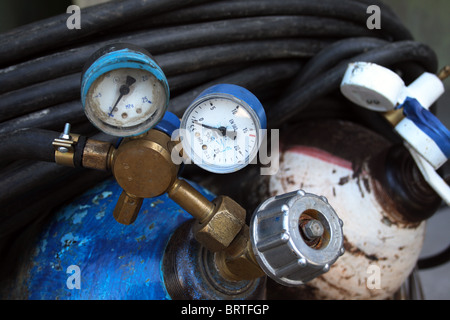 Gasflasche und Manometer in Fabrik Stockfoto