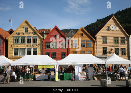 Feinschmeckerfest in Bergen, vor der alten hölzernen Angeln Lagerhallen im Hafen ein UNESCO-Weltkulturerbe Bryggen. Stockfoto