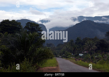 Eine Straße ist vor Bergen im Mulu National Park in Borneo, Malaysia gesehen. Stockfoto