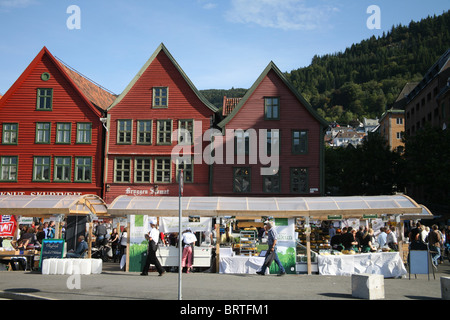 Feinschmeckerfest in Bergen, vor der alten hölzernen Angeln Lagerhallen im Hafen ein UNESCO-Weltkulturerbe Bryggen. Stockfoto