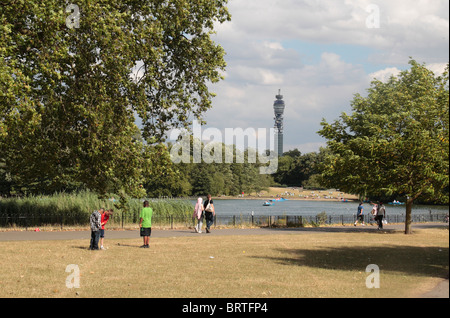 Ein Blick über Regents Park, London, auf der BT-Turm (früher "The Post Officer"). Stockfoto