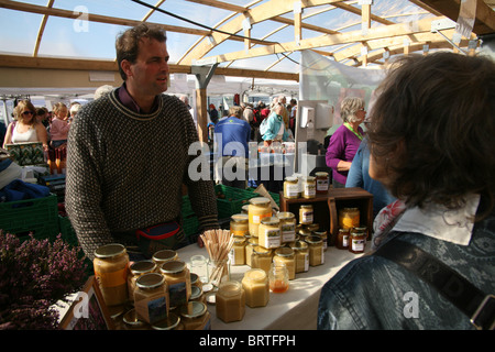 Feinschmeckerfest in Bergen, vor der alten hölzernen Angeln Lagerhallen im Hafen ein UNESCO-Weltkulturerbe Bryggen. Stockfoto