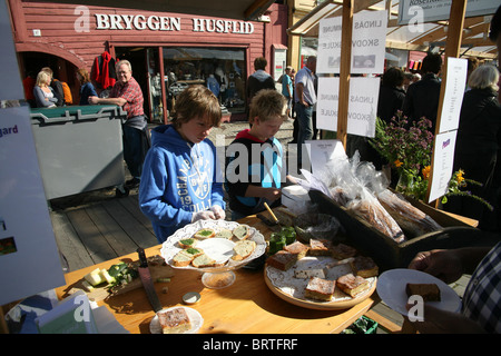 Feinschmeckerfest in Bergen, vor der alten hölzernen Angeln Lagerhallen im Hafen ein UNESCO-Weltkulturerbe Bryggen. Stockfoto