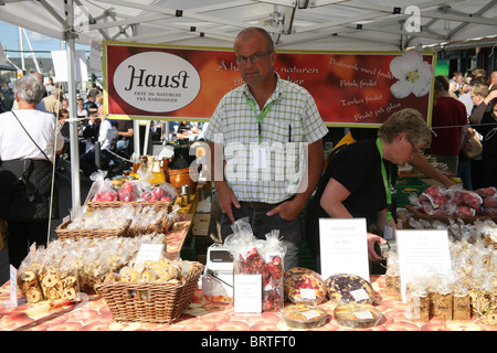 Feinschmeckerfest in Bergen, vor der alten hölzernen Angeln Lagerhallen im Hafen ein UNESCO-Weltkulturerbe Bryggen. Stockfoto