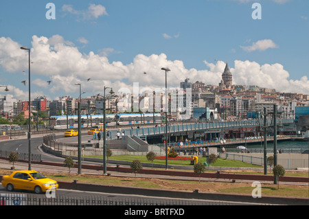 Galata-Brücke und Galata Turm von Eminönü, Istanbul, Türkei Stockfoto