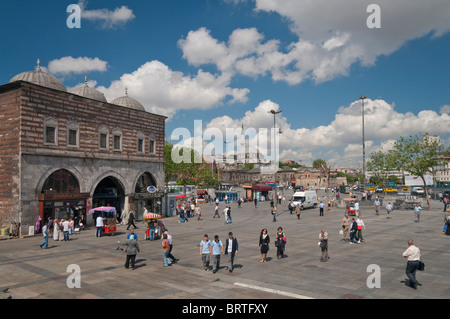 Ägyptischen Basar und Rustem Pasa Moschee im Hintergrund, Eminönü Platz, Istanbul, Türkei Stockfoto