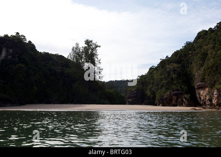 Eine einsame Strand sieht man im Bako Nationalpark in Borneo, Malaysia Stockfoto