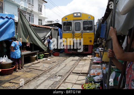 Ein Lebensmittelmarkt auf der Schiene verfolgt, Maeklong Bahnmarkt, Thailand Stockfoto