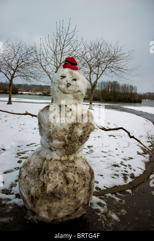 Schneemann mit dem Schreiben im Schmutz sichtbar verschmutzt. Stockfoto