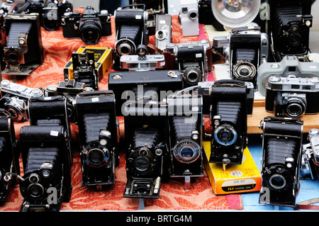 Vintage Kamera Stall auf Portobello Road Antiquitätenmarkt, Notting Hill, London, England, UK Stockfoto