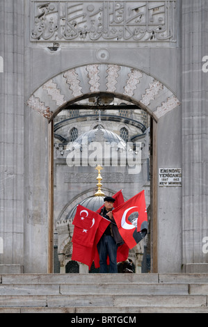 Türkische Nationalflaggen Verkäufer vor neuen Mosque(Yeni Cami), Istanbul, Türkei Stockfoto