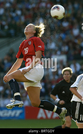 Abby Wambach der Vereinigten Staaten leitet den Ball während einer 2003-Frauen WM Halbfinale Fußballspiel. Stockfoto