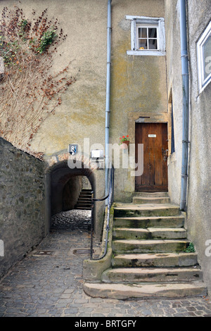 Bouillon Schloss befindet sich oberhalb der Stadt, in einer scharfen Kurve des Flusses Semois in der wallonischen Region Belgiens. Stockfoto