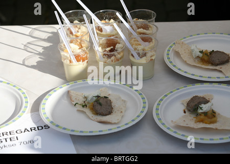 Feinschmeckerfest in Bergen, vor der alten hölzernen Angeln Lagerhallen im Hafen ein UNESCO-Weltkulturerbe Bryggen. Stockfoto