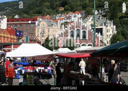 Feinschmeckerfest in Bergen, vor der alten hölzernen Angeln Lagerhallen im Hafen ein UNESCO-Weltkulturerbe Bryggen. Stockfoto