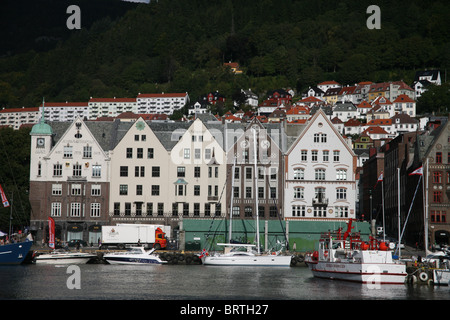 Alte hölzerne Angeln Bryggen Lagerhallen im Hafen von Bergen zum UNESCO-Weltkulturerbe. Stockfoto