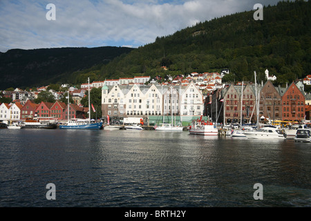 Alte hölzerne Angeln Bryggen Lagerhallen im Hafen von Bergen zum UNESCO-Weltkulturerbe. Stockfoto