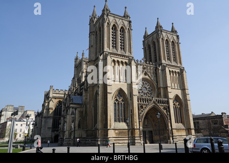Bristol Cathedral England Großbritannien zeigt die Westfront und die zwei Pearsons Türme, die unter Denkmalschutz stehen Stockfoto