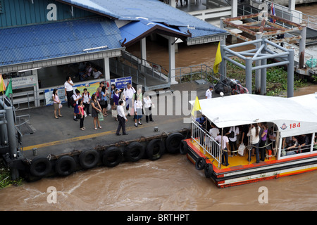 Express-Boot, Sathorn Pier, Chao Phraya River, Bangkok, Thailand Stockfoto