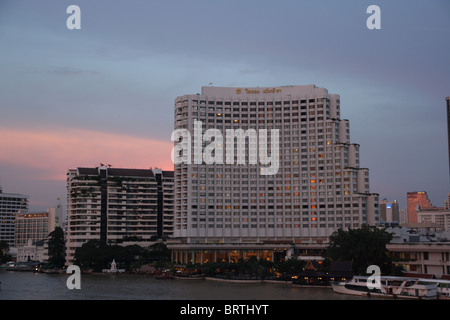 Shangri-La Hotel auf der rechten Seite neben dem Chao Phraya River, Bangkok, Thailand, Südostasien, Asien Stockfoto