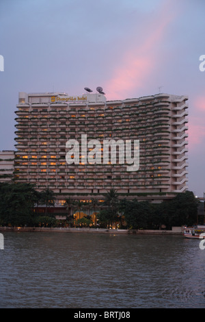 Shangri-La Hotel auf der rechten Seite neben dem Chao Phraya River, Bangkok, Thailand, Südostasien, Asien Stockfoto