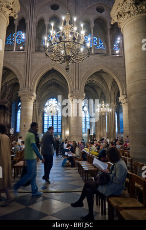 Paris, Frankreich - große Menschenmassen beten bei traditioneller katholischer Messe in der französischen katholischen Kirche „Notre Dame Cathedral“ Stockfoto