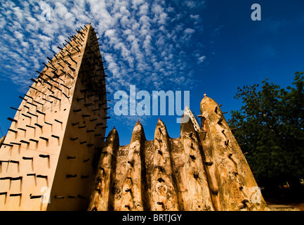 Licht des frühen Morgens. Sonne auf der großen Moschee von Bobo Dioulasso. Stockfoto