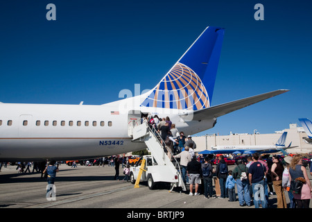 United Continental neue Airline Firmenlogo auf Flugzeug mit alten United gebrandmarkt Flugzeug im Hintergrund, 10. Oktober 2010. Stockfoto