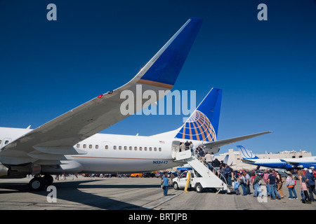 United Continental neue Airline Firmenlogo auf Flugzeug mit alten United gebrandmarkt Flugzeug im Hintergrund, 10. Oktober 2010. Stockfoto