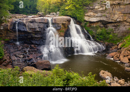 Die Blackwater River, fällt einem 62 Fuß Bahndamm in Blackwater Falls State Park. Stockfoto