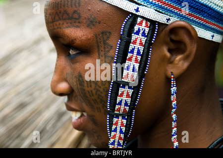 Eine schöne Peul / Fulani Frau bedeckt mit Gesichts-Tattoos. Stockfoto