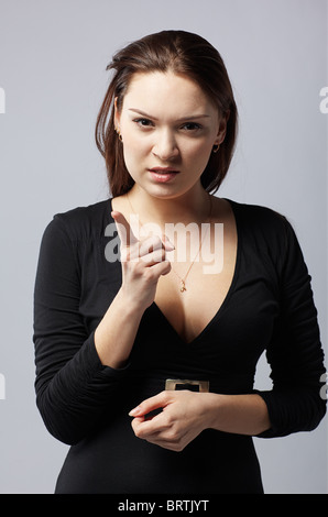 Porträt von schönen böse Mädchen ihre Finger Zittern Stockfoto