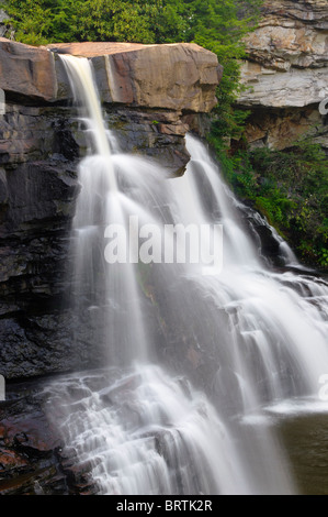 Die Blackwater River, fällt einem 62 Fuß Bahndamm in Blackwater Falls State Park. Stockfoto