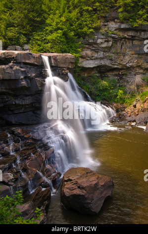 Die Blackwater River, fällt einem 62 Fuß Bahndamm in Blackwater Falls State Park. Stockfoto