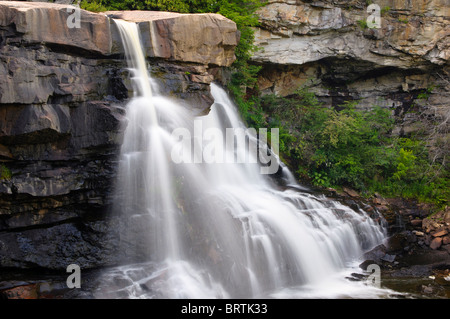 Die Blackwater River, fällt einem 62 Fuß Bahndamm in Blackwater Falls State Park. Stockfoto