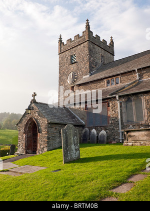 Historischen 16. Jahrhundert Kirche von St. Michael und alle Engel in Hawkshead Cumbria England Stockfoto